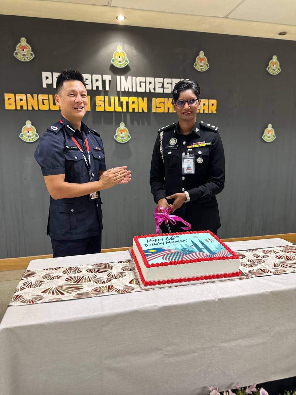 Singapore's heartwarming Merdeka Day cake exchange with Malaysia ...